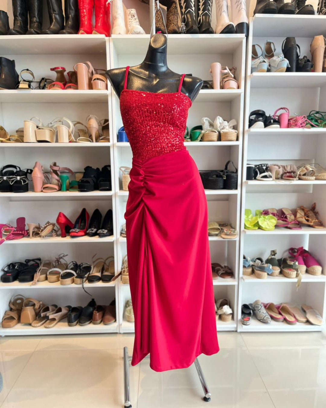 VESTIDO ROJO CON LENTEJUELAS Y ABIERTA DRAPEADA EN LA PIERNA