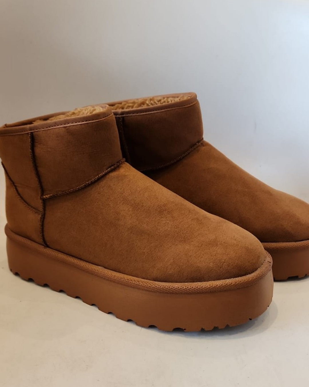 BO-1050 BOTA CAMEL DE GAMUZA CON BORREGO SINTÉTICO POR DENTRO.
