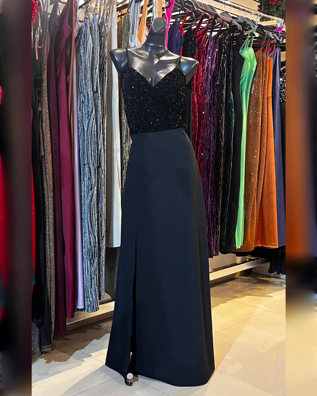 VESTIDO NEGRO LARGO, CON LENTEJUELAS EN EL PETO, FALDA ALINEADA CON ABIERTA