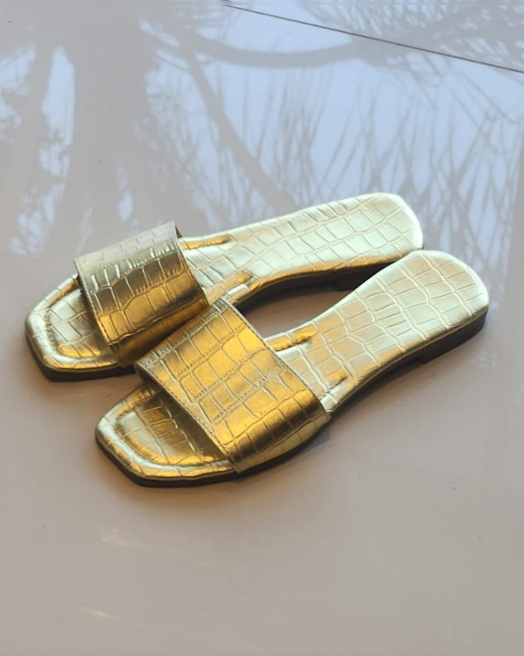 SANDALIAS DORADAS DE PISO