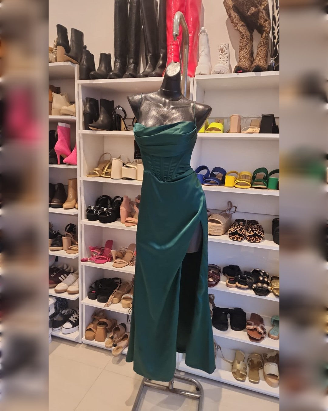 VESTIDO VERDE ESMERALDA CON ABIERTA EN LA PIERNA ULY CINTILLAS EN LA ESPALDA