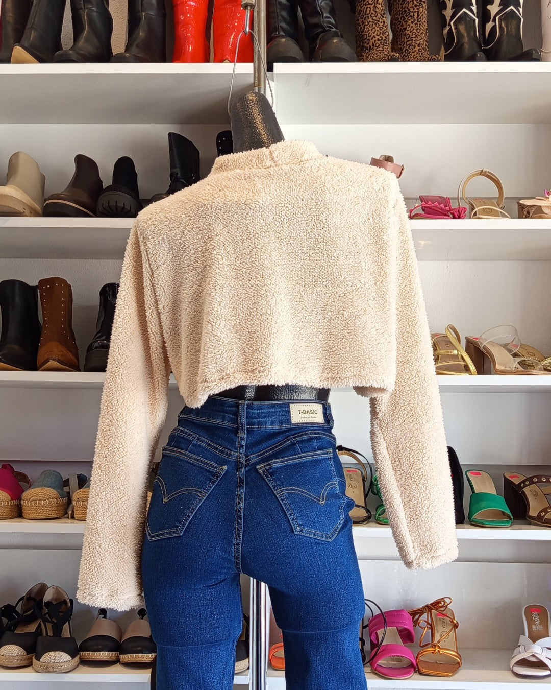 S0212 SUÉTER CROP, ESTILO BORREGO, COLOR BEIGE