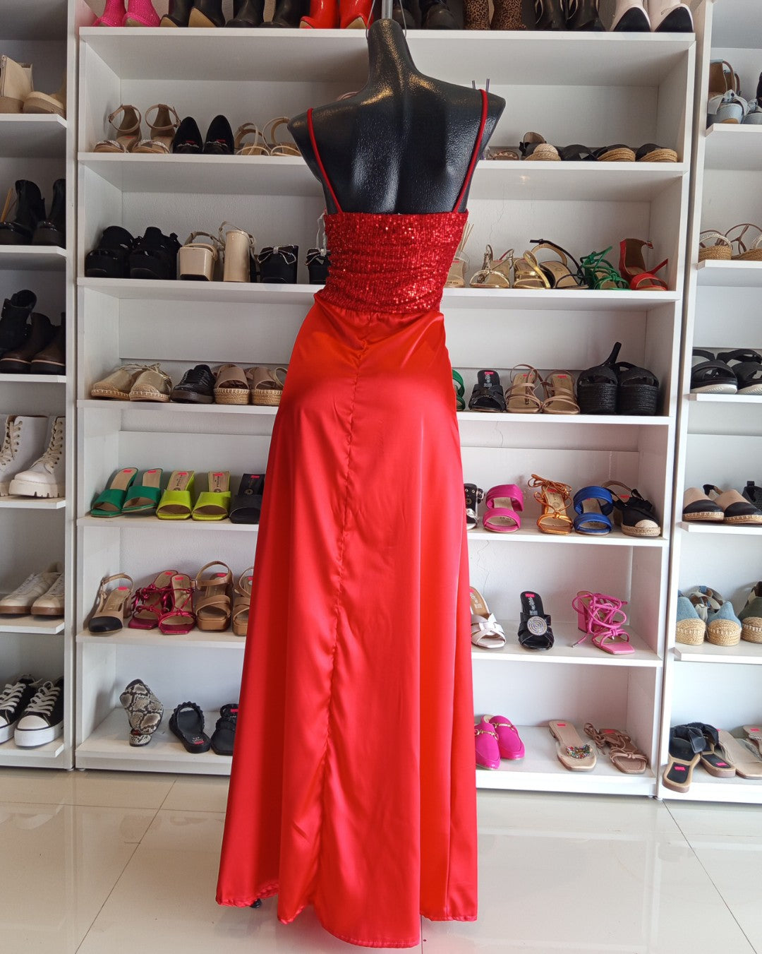 VESTIDO ROJO, LARGO, CON LENTEJUELAS EN EL PETO