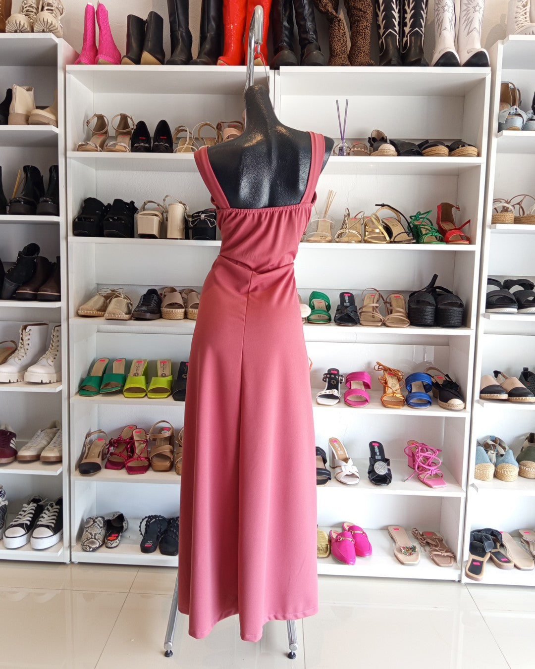 VESTIDO ROSA, LARGO, CON TIRANTES GRUESOS, FALDA LÍNEA A CON ABIERTA