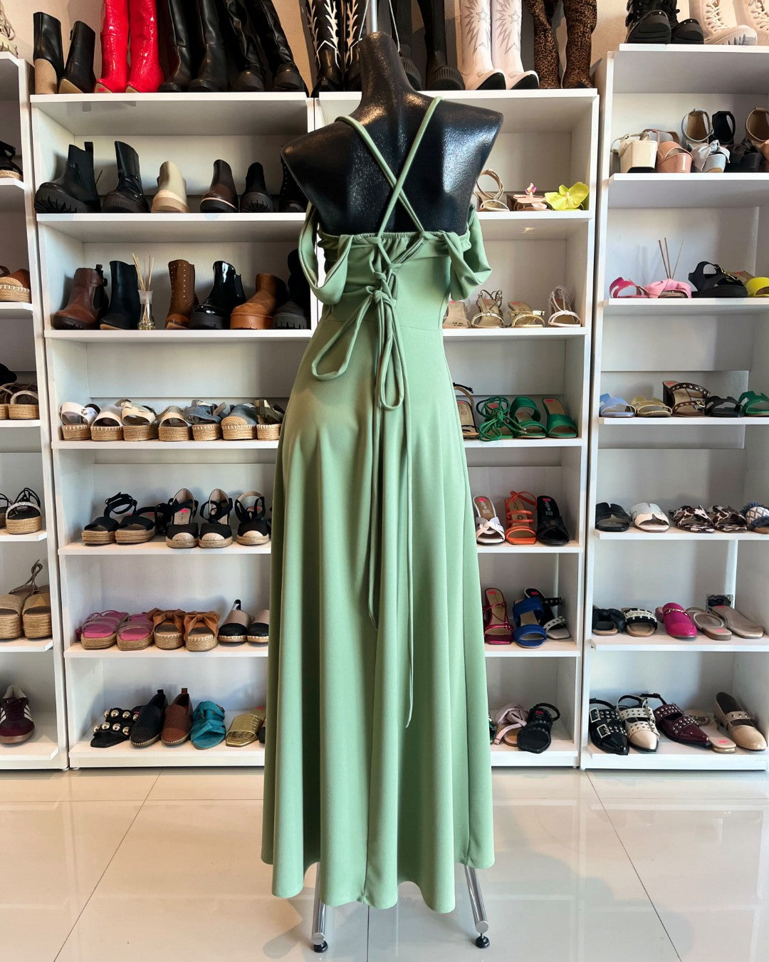 S0276 VESTIDO LARGO COLOR VERDE OLIVO, CON MANGAS CAÍDAS, DE FALDA LÍNEA A CON ABIERTA
