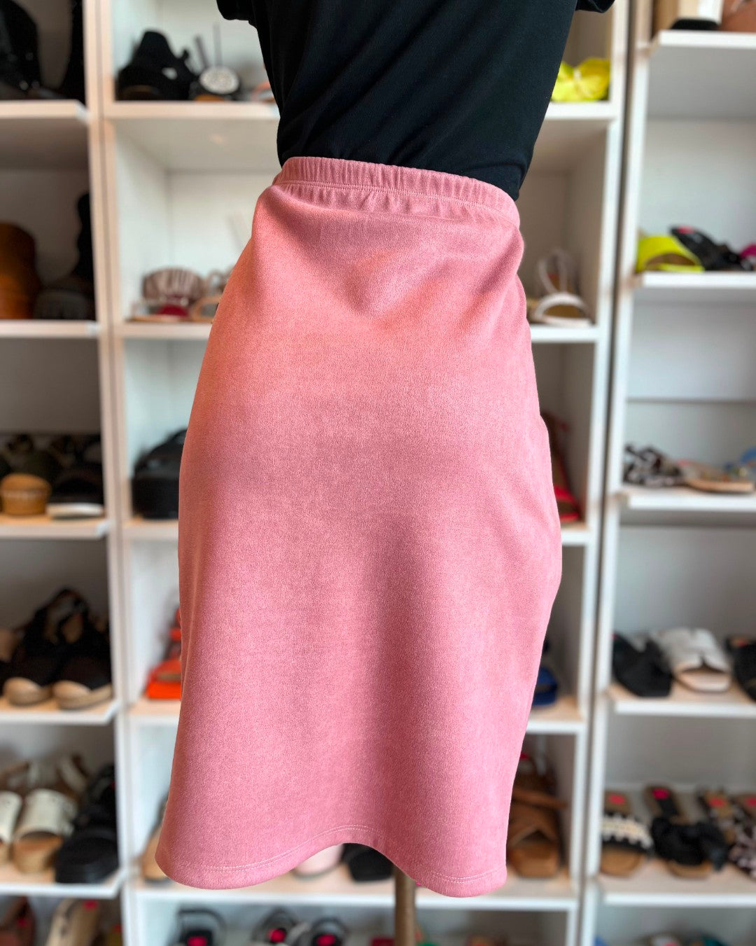 S0133 FALDA DE GAMUZA STRETCH, COLOR ROSA PALO, LARGO MIDI, CORTE LÁPIZ
