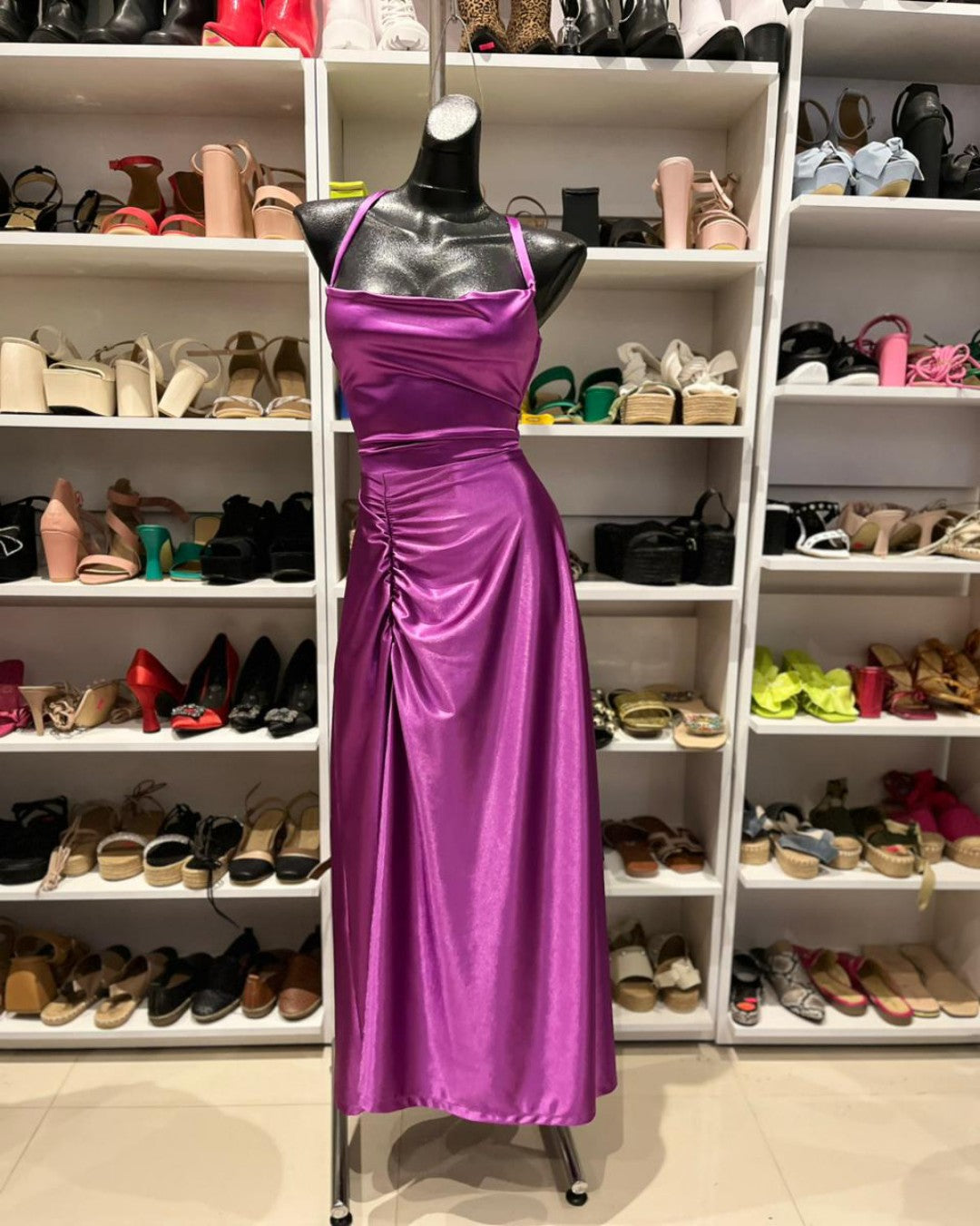 VESTIDO LILA/UVA LARGO, DE FALDA LÍNEA A CON ABIERTA DRAPEADA EN LA PIERNA