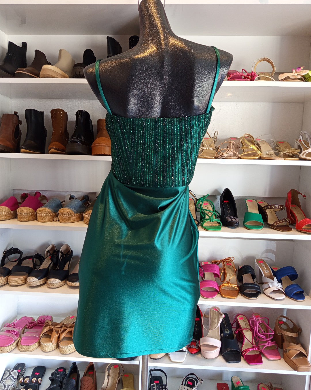 S0145 VESTIDO VERDE ESMERALDA, CORTO, DE TIRANTES
