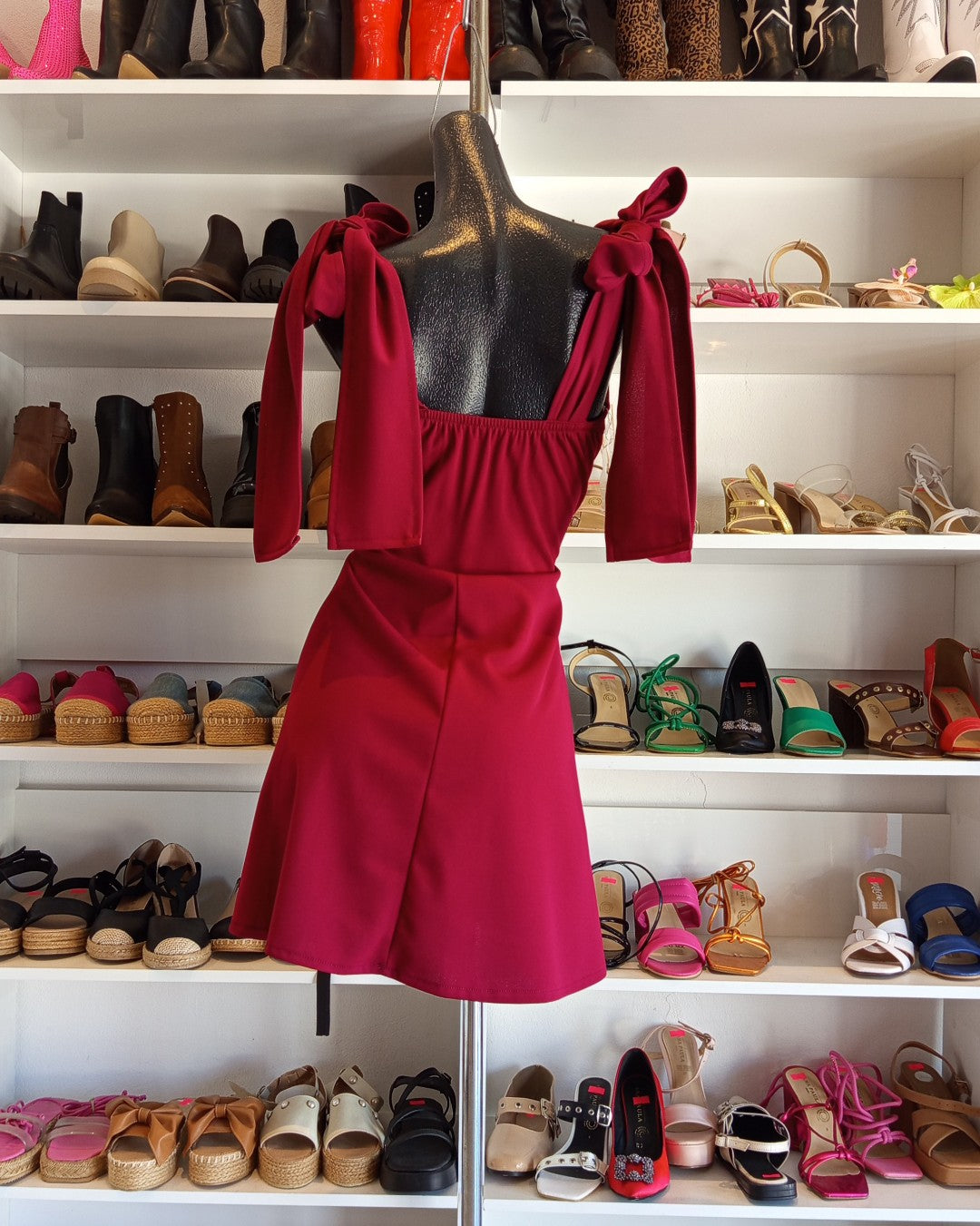 S0216 VESTIDO TINTO, CORTO, CON TIRANTES DE MOÑO