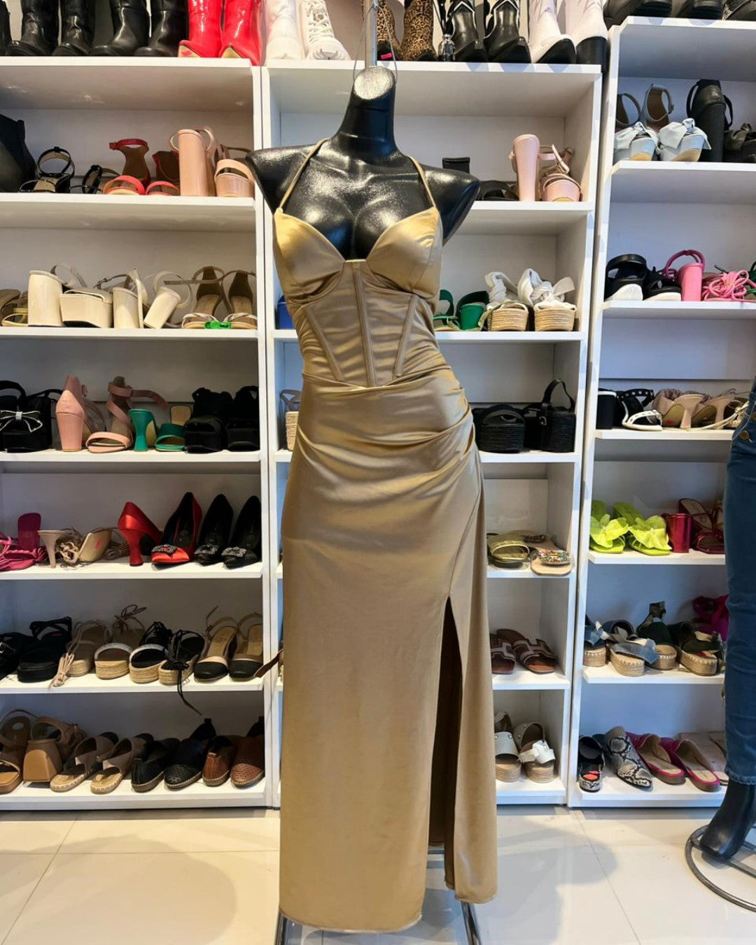 VESTIDO CHAMPAGNE, CON ABIERTA EN LA PIERNA