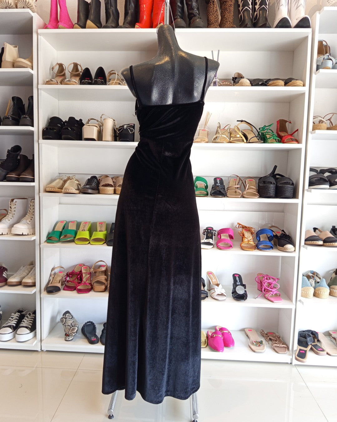 VESTIDO NEGRO LARGO DE TERCIOPELO SATINADO, CON TIRANTES Y ABIERTA EN LA FALDA