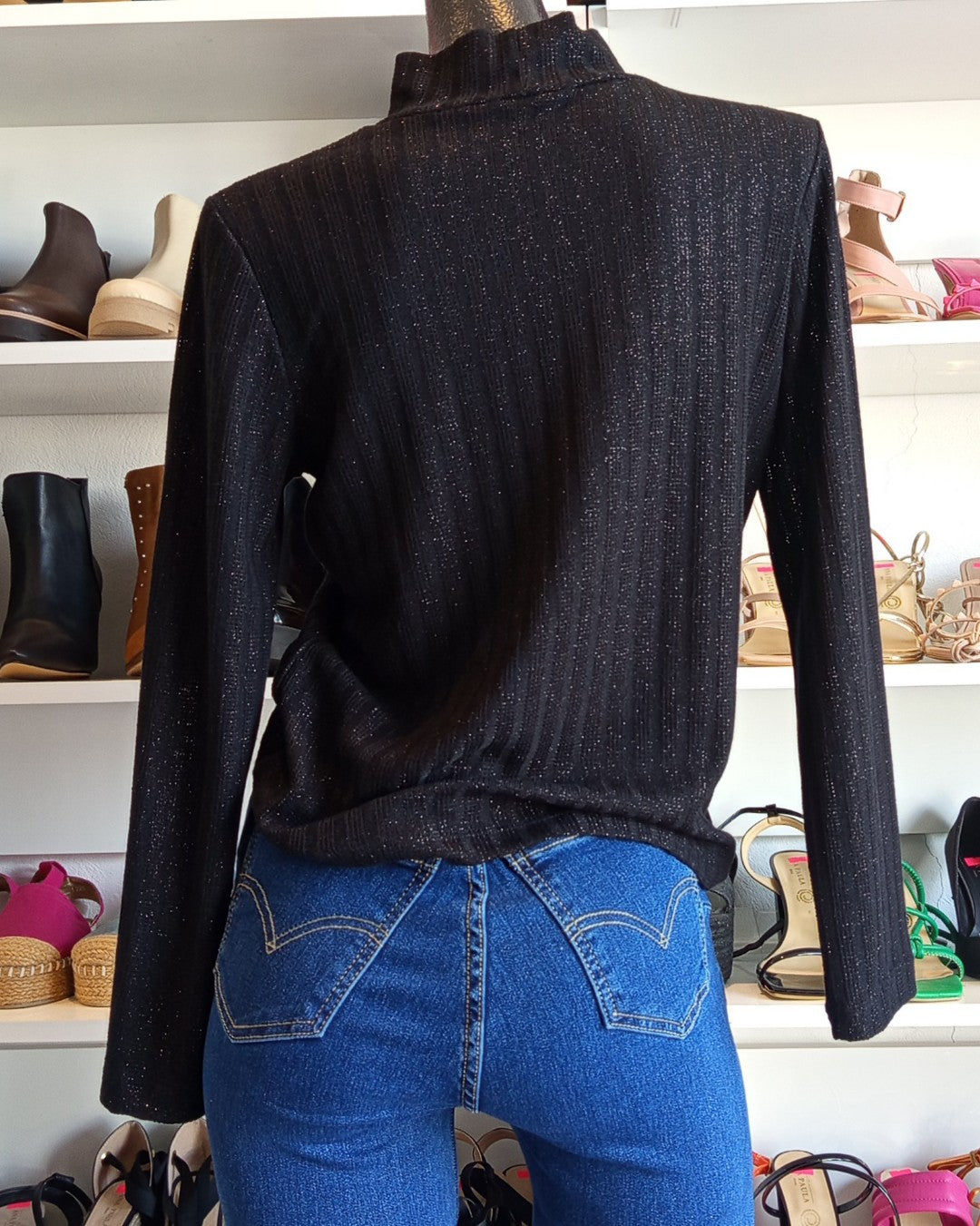 S0137 SUETER NEGRO CON GLITTER PLATA, TEJIDO DE PUNTO