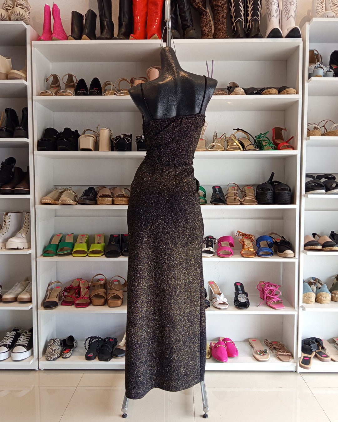 VESTIDO LARGO, NEGRO CON GLITTER DORADO, CON ABIERTA EN LA PIERNA