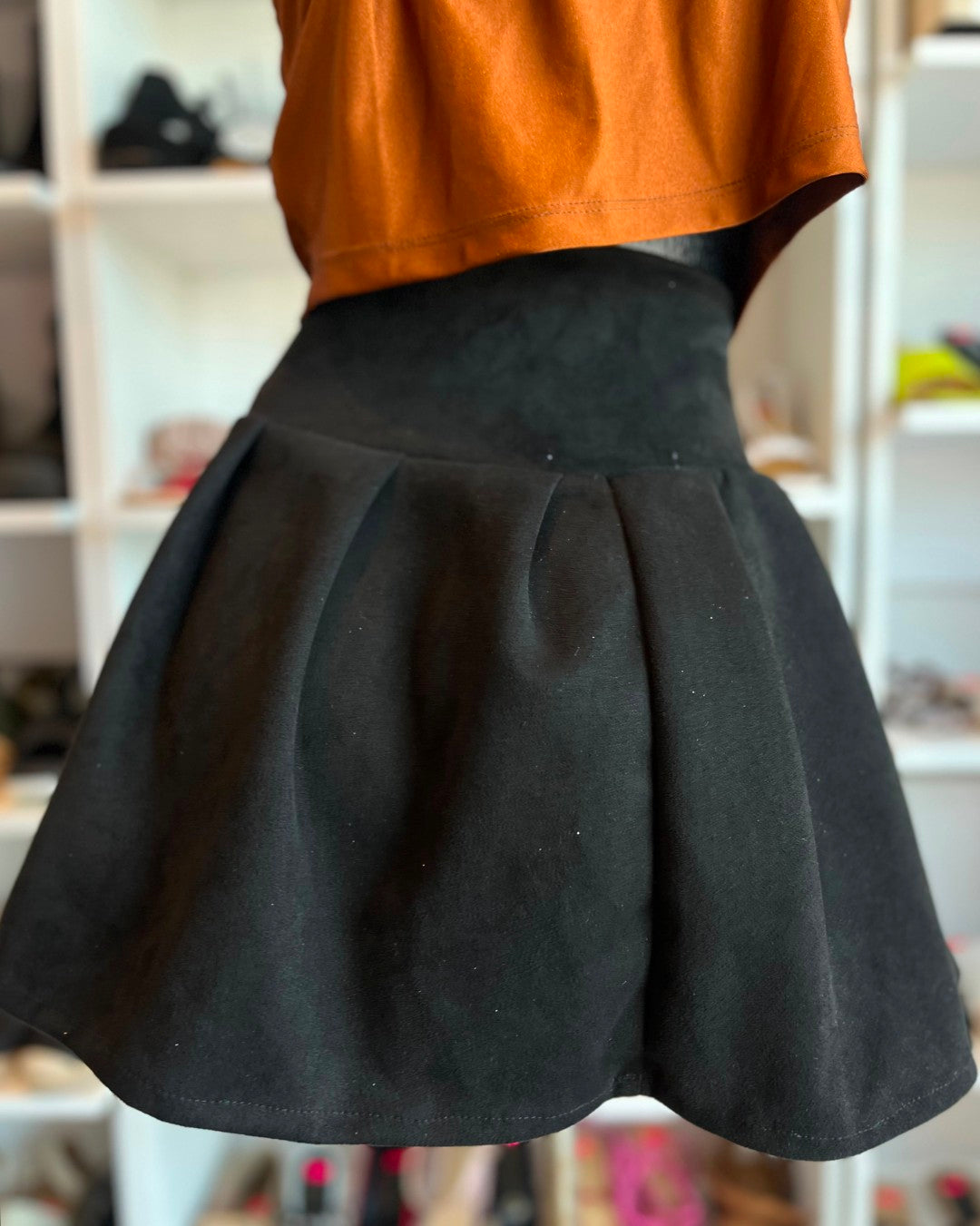 S0132 FALDA DE GAMUZA STRETCH, COLOR NEGRO CON PEQUEÑOS PASTELONES