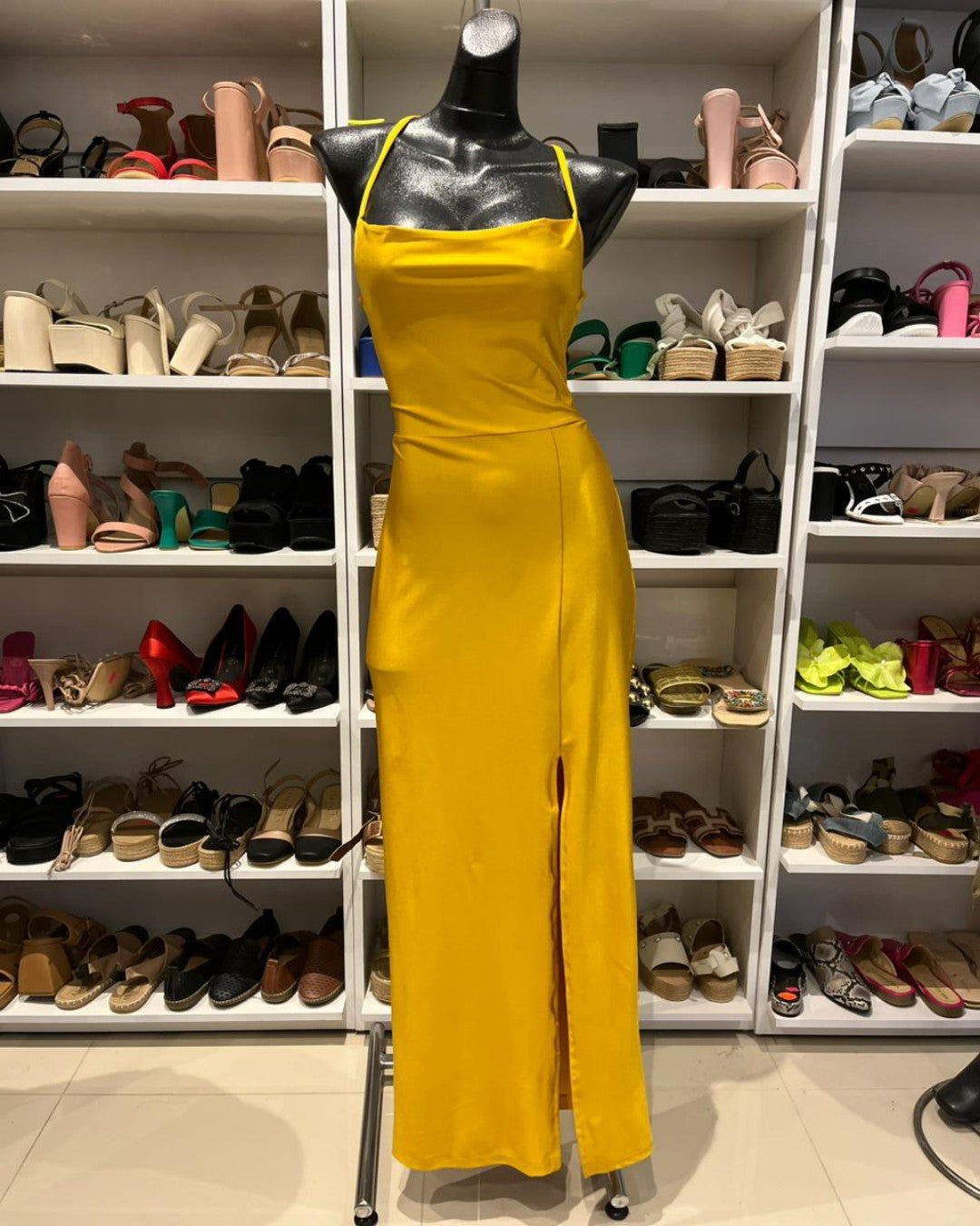 VESTIDO AMARILLO LARGO, CON ABIERTA EN LA PIERNA.