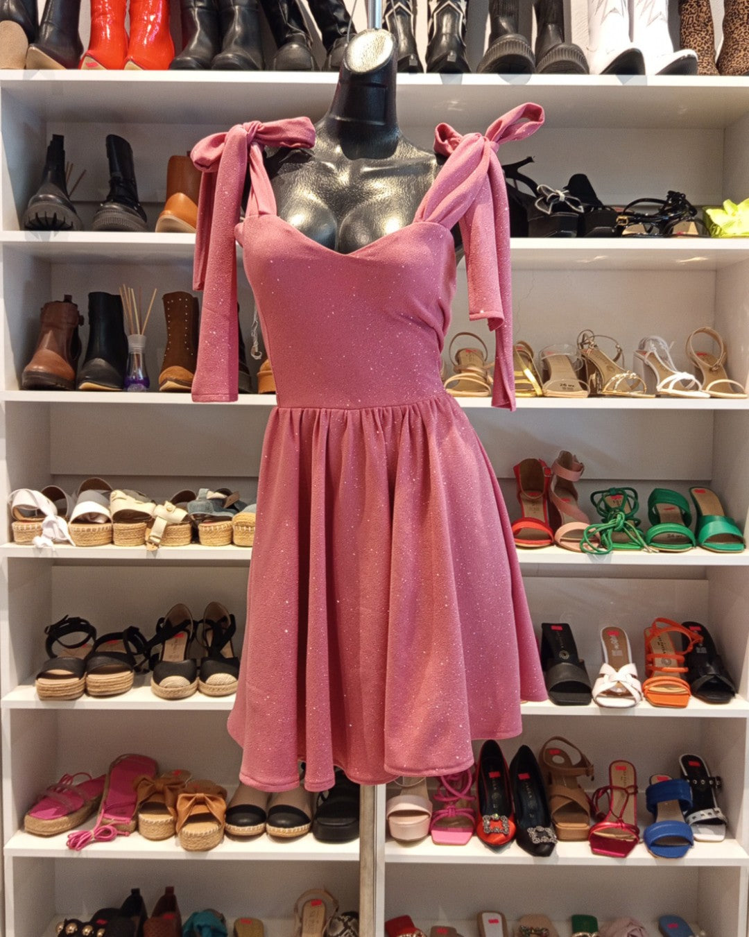 S0290 VESTIDO ROSA CON GLITTER, FALDA CORTA CIRCULAR TIRANTES DE MOÑO