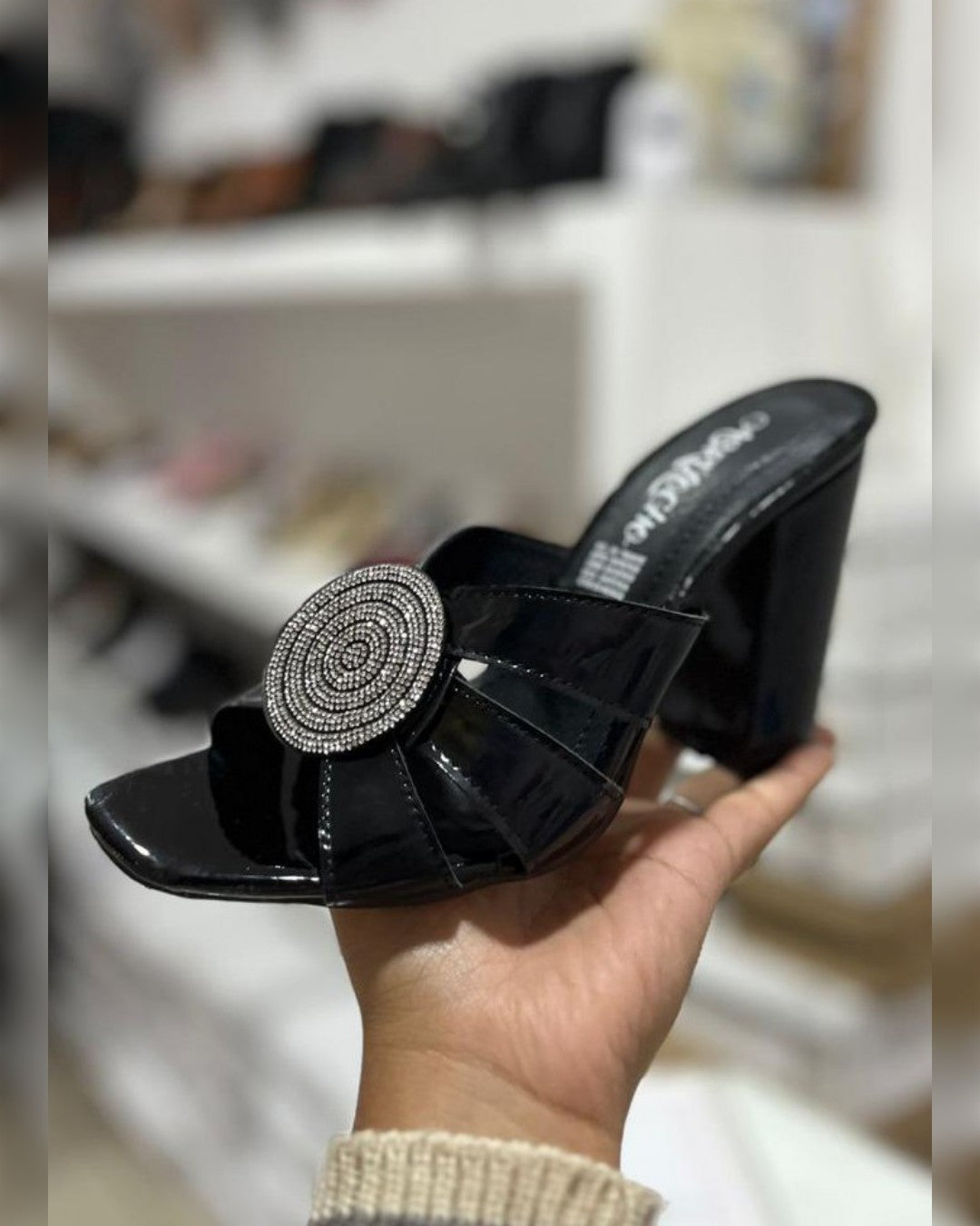 ZAPATILLAS NEGRAS CON CÍRCULO PLATA