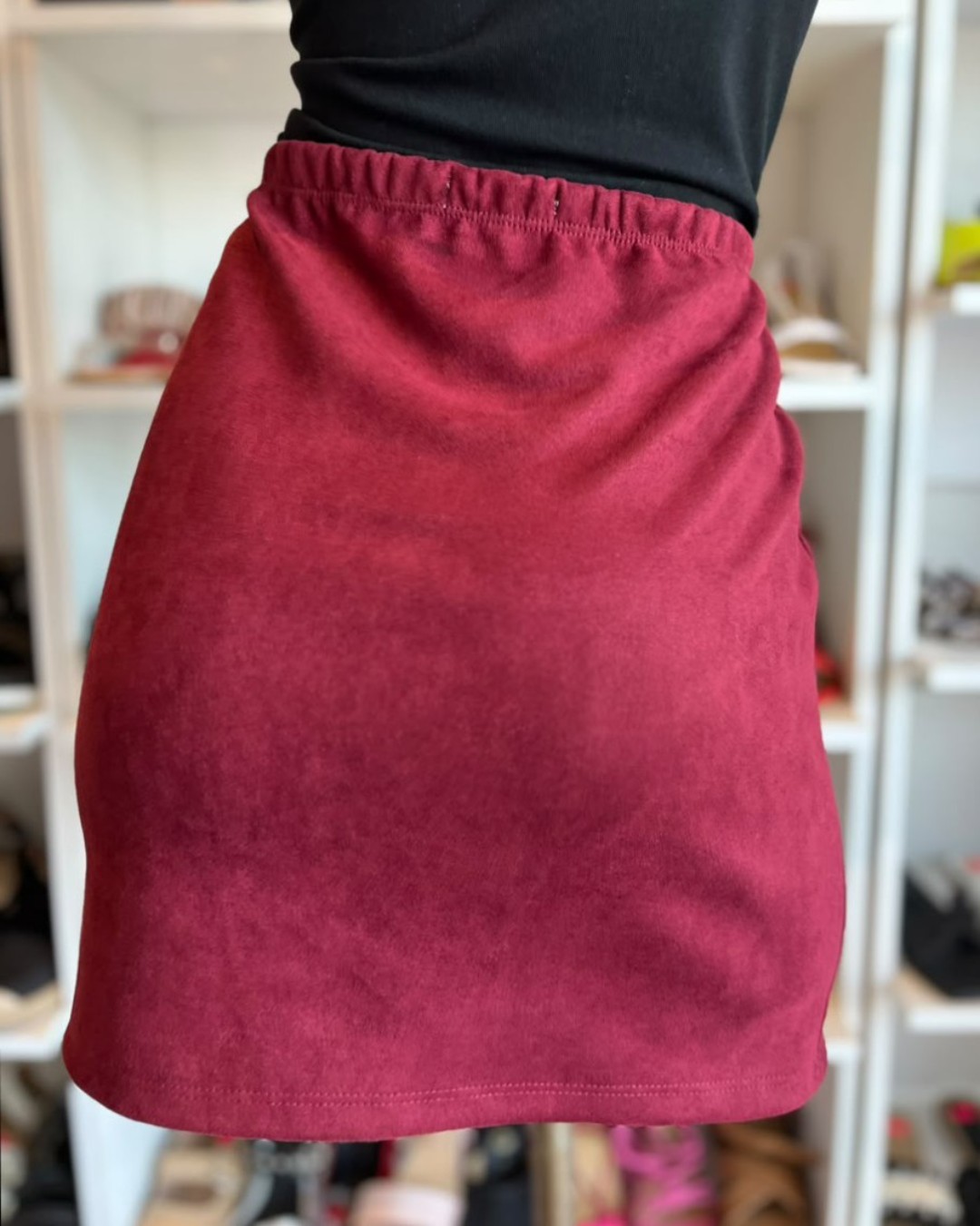 S0129 FALDA DE TERCIOPELO STRETCH, DE COLOR TINTO CON ABERTURA EN LA PIERNA