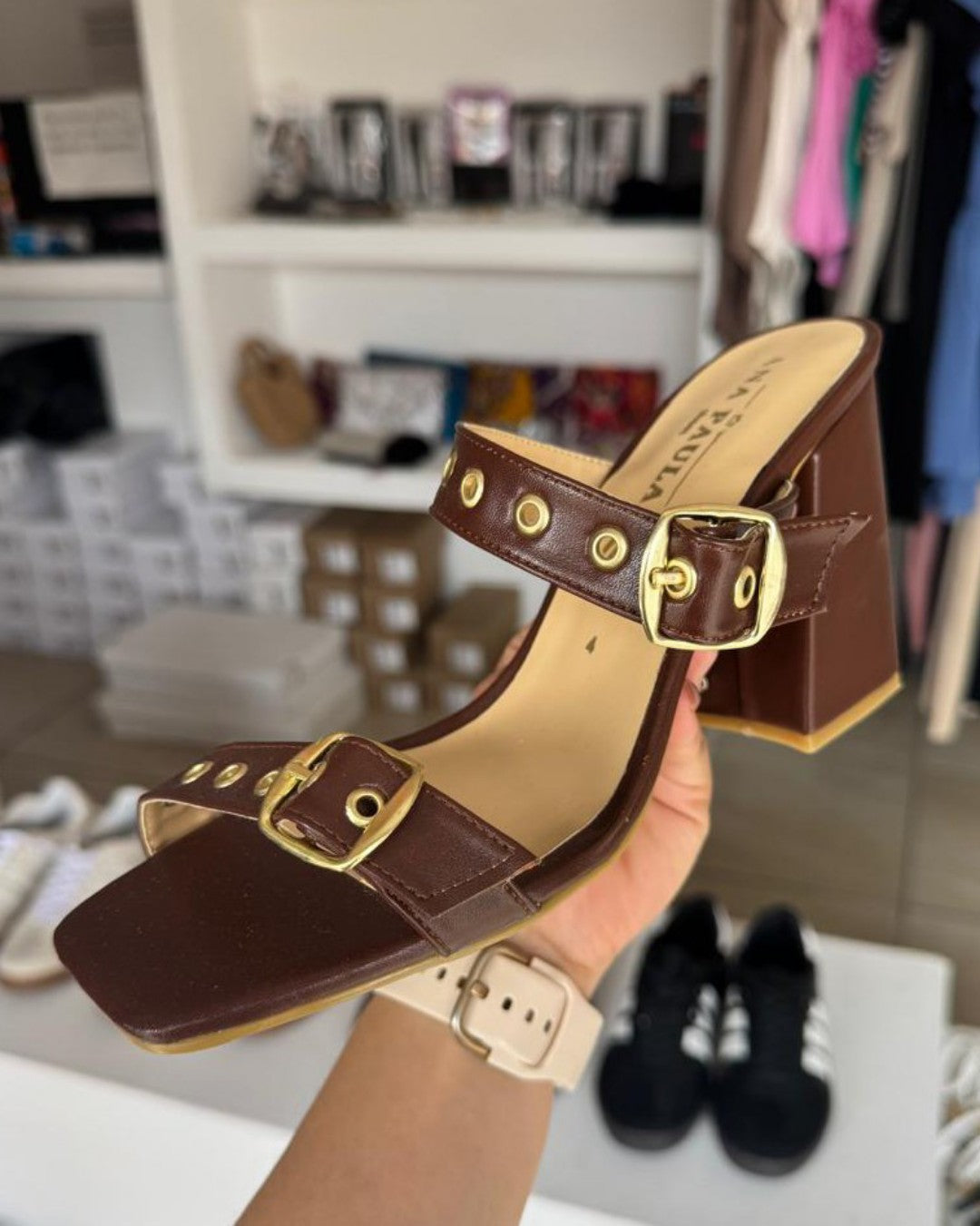 ZAP-2041 ZAPATILLAS CAFÉ CON HEBILLAS
