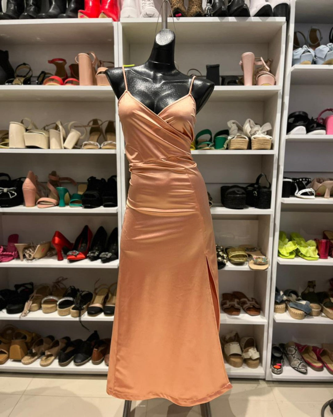 S0107 VESTIDO LARGO SATINADO COLOR CORAL CON ESCOTE CRUZADO DE TIRANTES Y CON ABERTURA