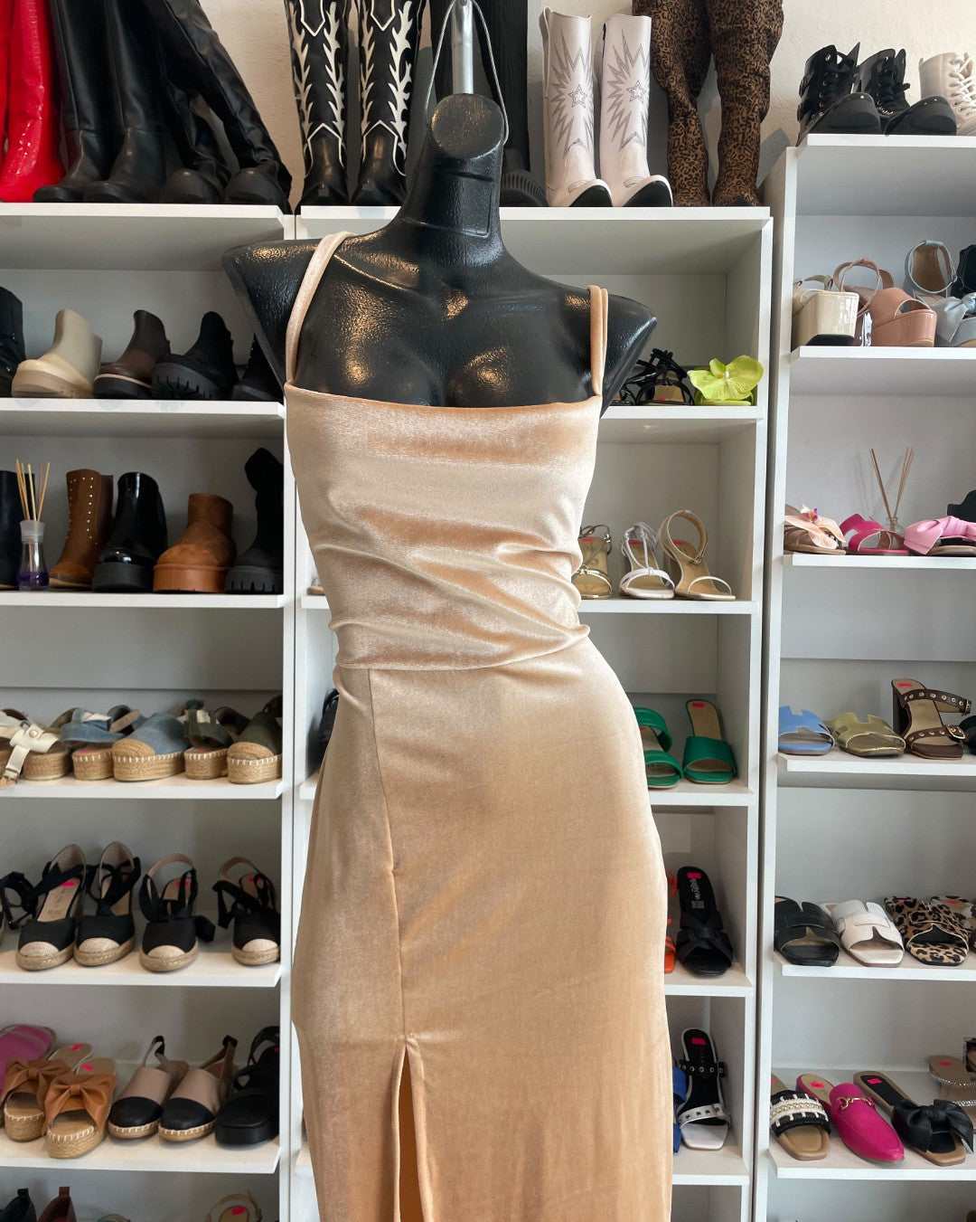 S0294 VESTIDO DE TERCIOPELO COLOR CHAMPAGNE CON TIRAS CRUZADAS EN LA ESPALDA Y ABERTURA EN LA FALDA