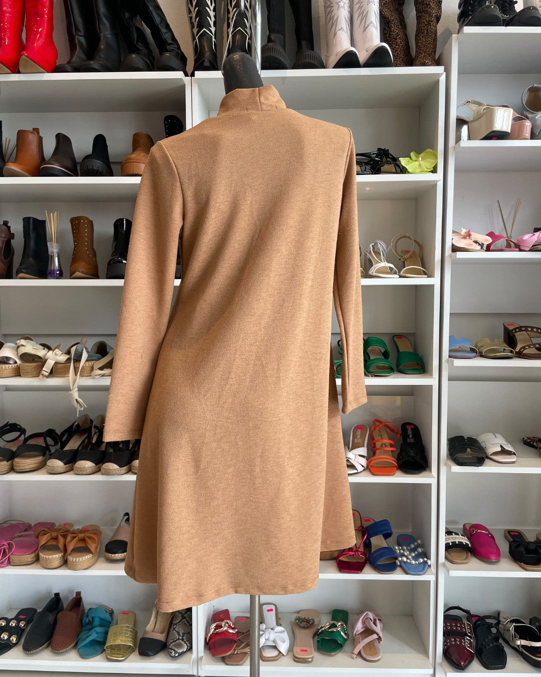 S0298 VESTIDO CORTO LÍNEA A CON MANGA LARGA Y CUELLO ALTO