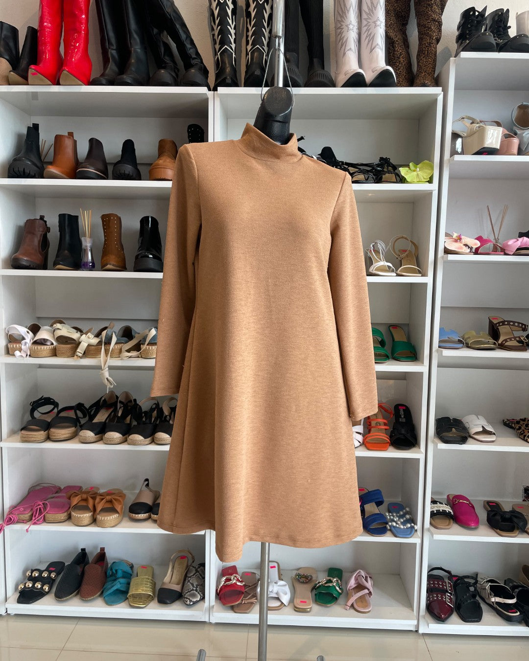 S0298 VESTIDO CORTO LÍNEA A CON MANGA LARGA Y CUELLO ALTO