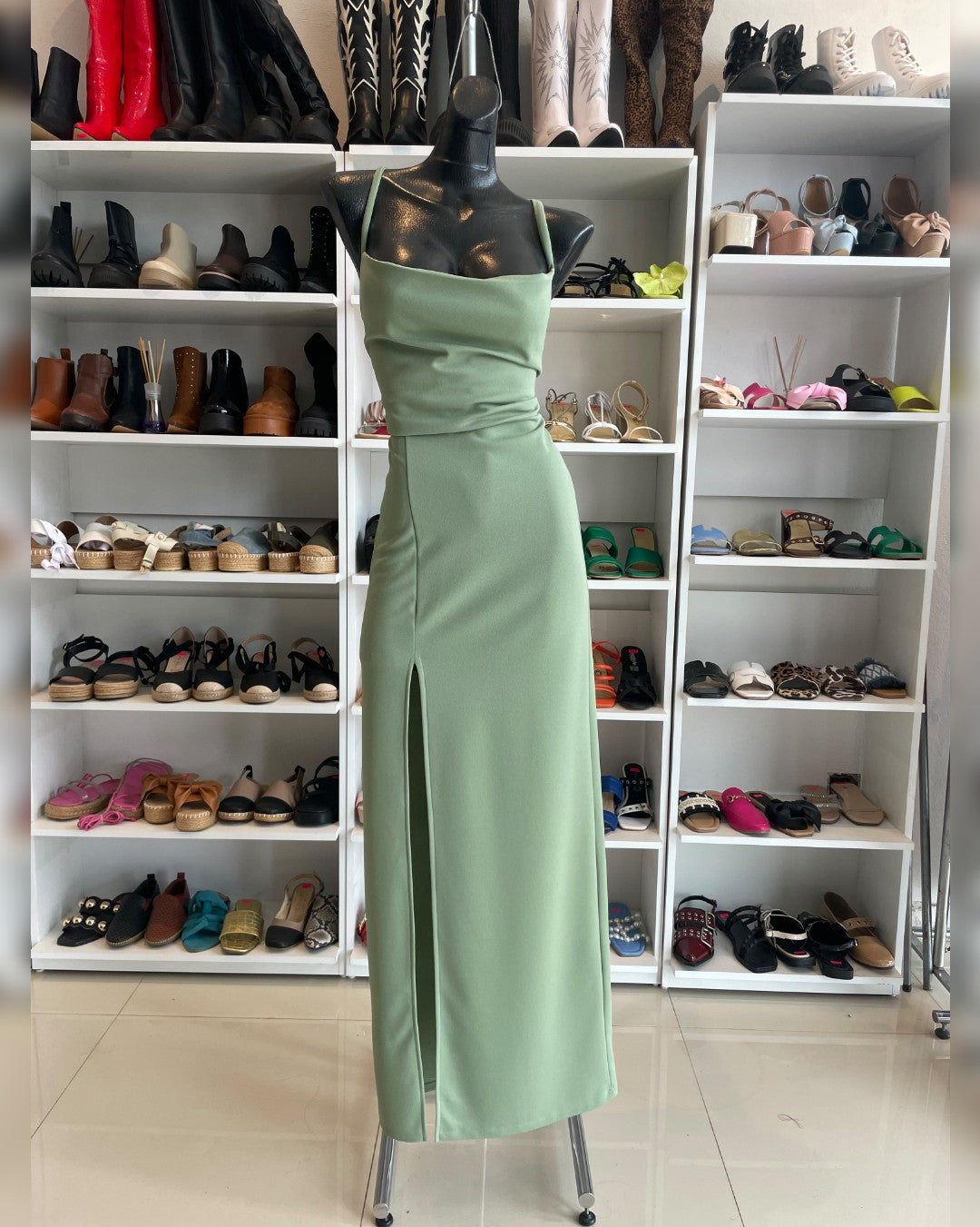 S0296 VESTIDO LARGO COLOR VERDE PISTACHE, CON TIRAS CEUZADAS EN LA ESPALDA Y ABERTURA EN LA PIERNA