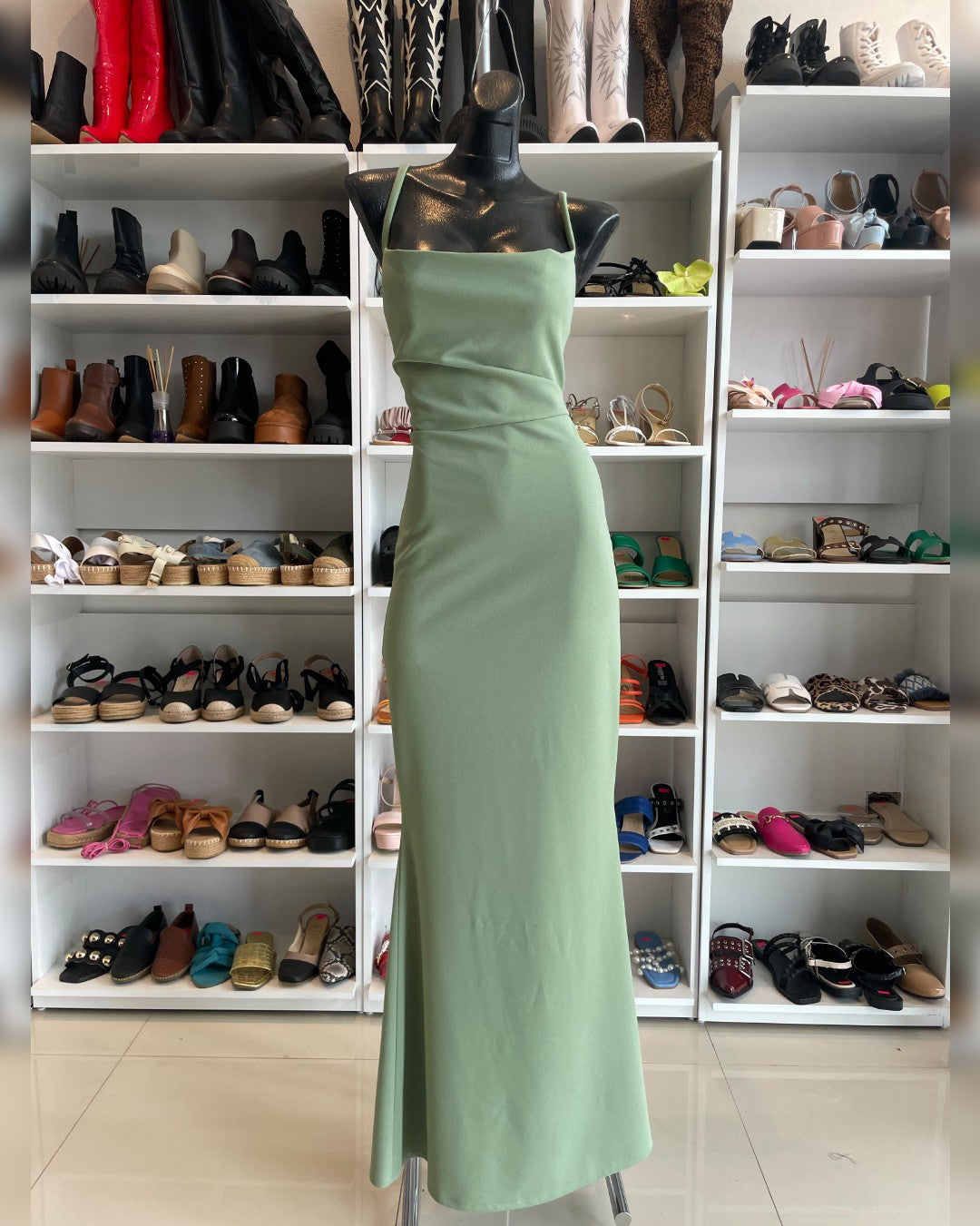 S0295 VESTIDO VERDE PISTACHE, LARGO CON CORTE SIRENA, DE TIRAS CRUZADAS EN LA ESPALDA