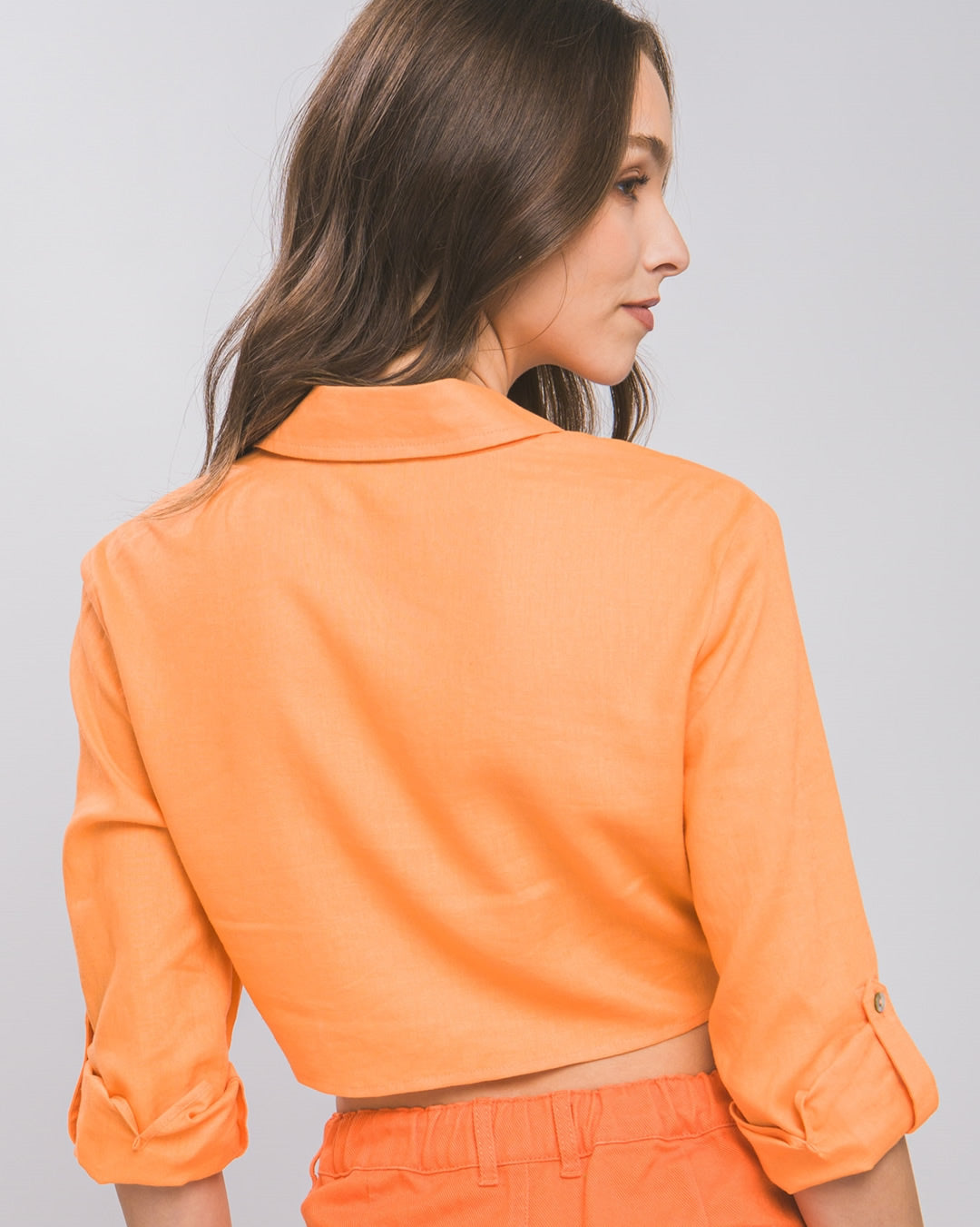 BLUSA CAMISERA CORTA DE TELA FRESCA CON BOLSAS