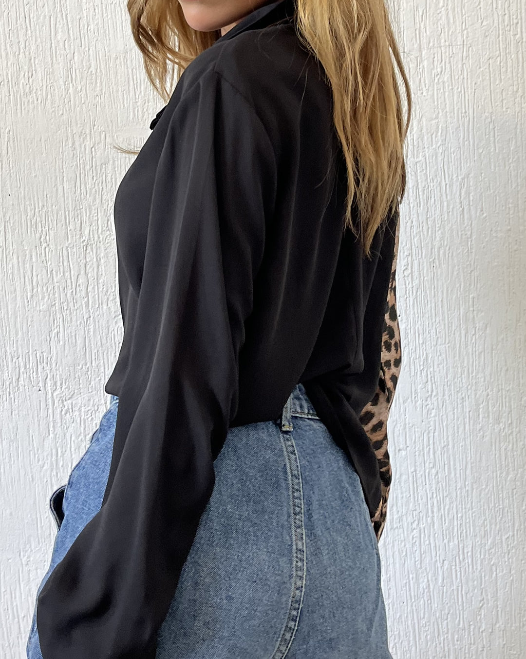 BLUSA CAMISERA DE CHIFÓN NEGRO CON ANIMAL PRINT