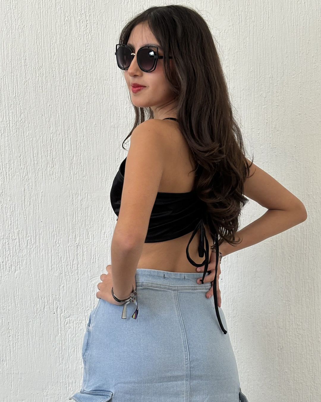 BLUSA CROP TOP NEGRA CRUZADA DE LA ESPALDA