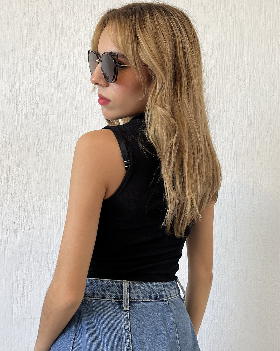 BLUSA CROP NEGRA DE LICRA CUELLO ALTO SIN MANGAS