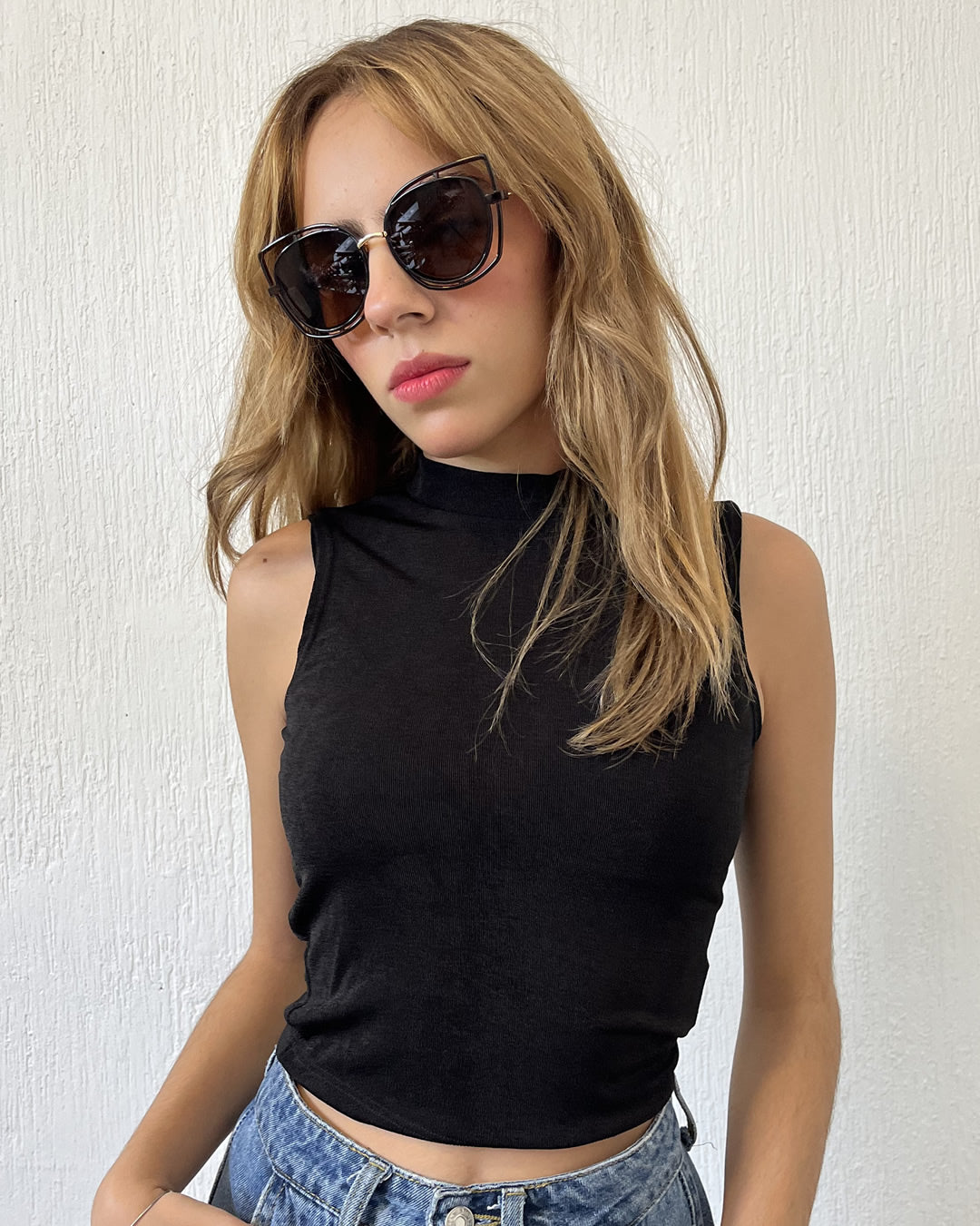 BLUSA CROP NEGRA DE LICRA CUELLO ALTO SIN MANGAS