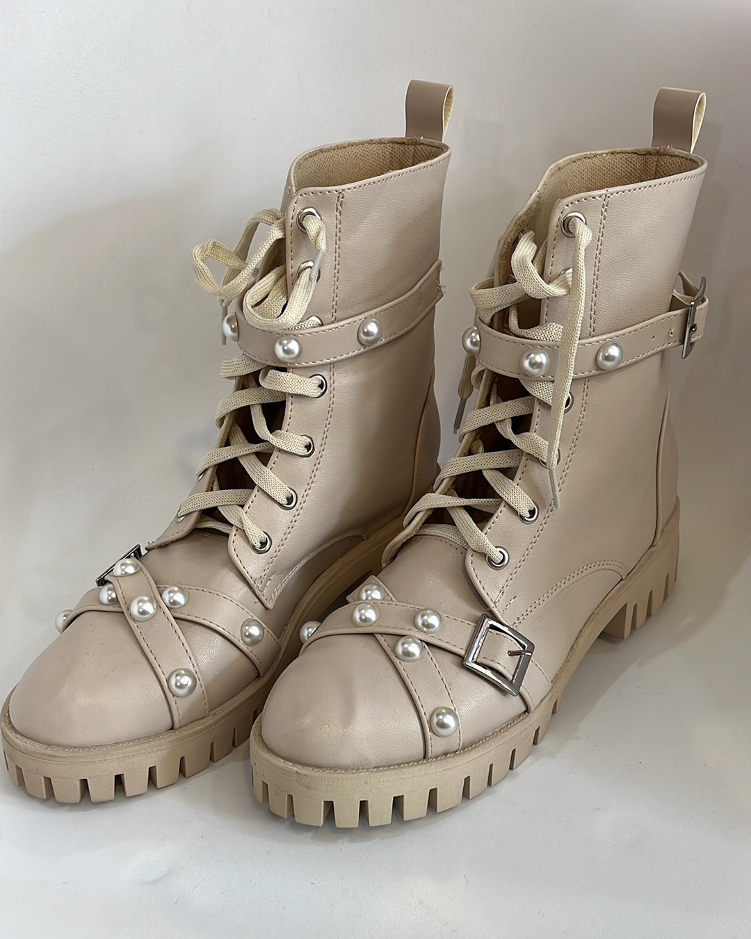 BOTAS BEIGE CON PERLAS DE CINTAS