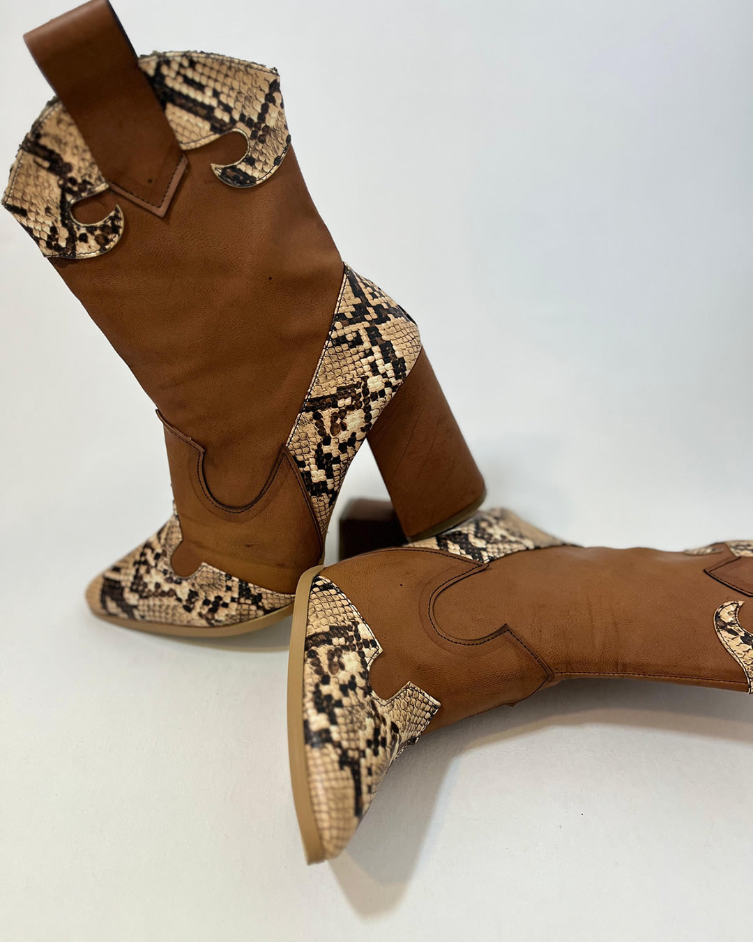 BOTINES VAQUEROS CON ANIMAL PRINT