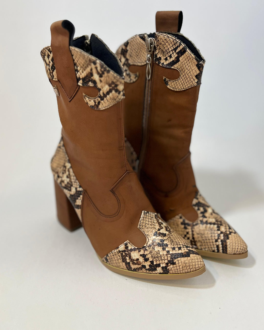 BOTINES VAQUEROS CON ANIMAL PRINT