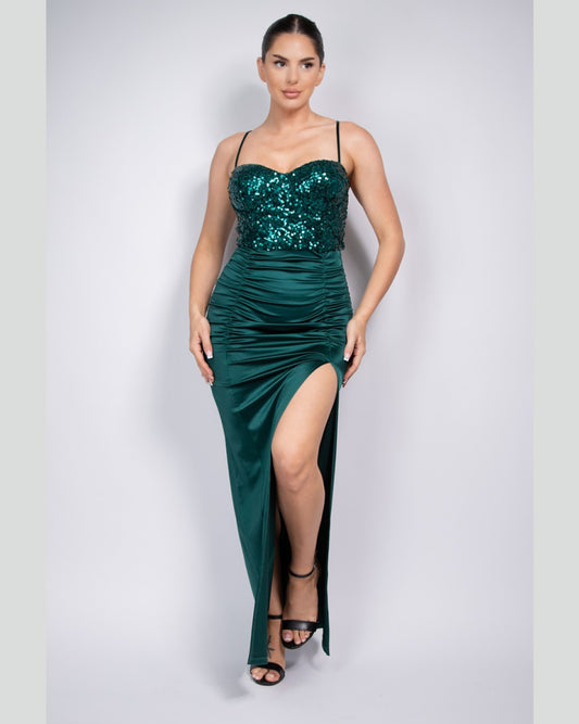 VESTIDO LARGO VERDE ESMERALDA CON LENTEJUELAS, FALDA SATINADA CON ABIERTA HMD14204