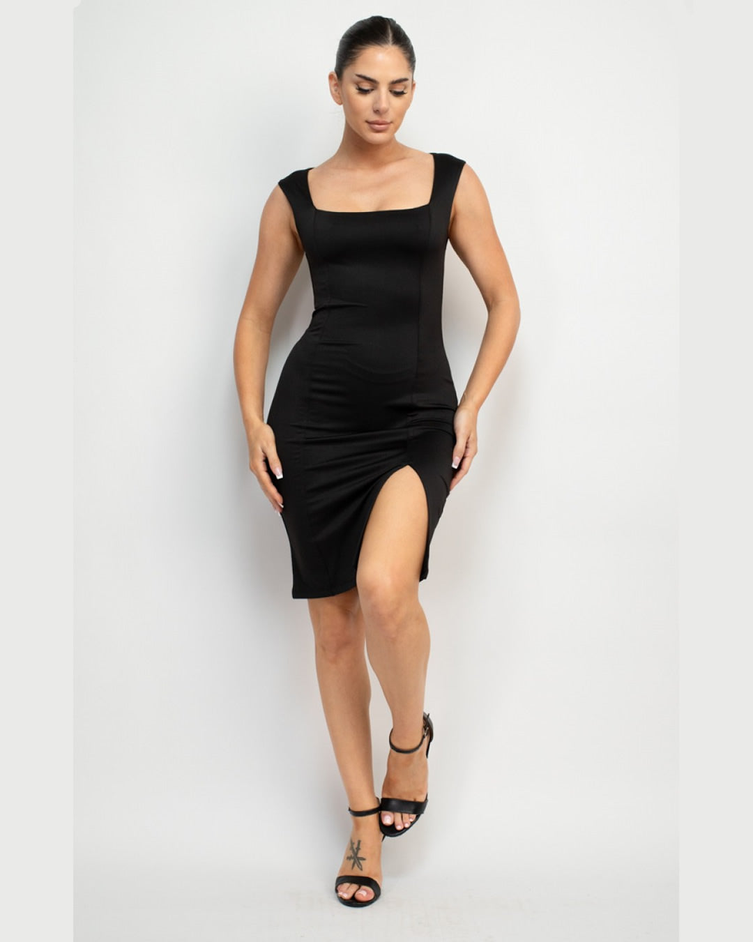 VESTIDO NEGRO CORTO CON ABIERTA HMD14206