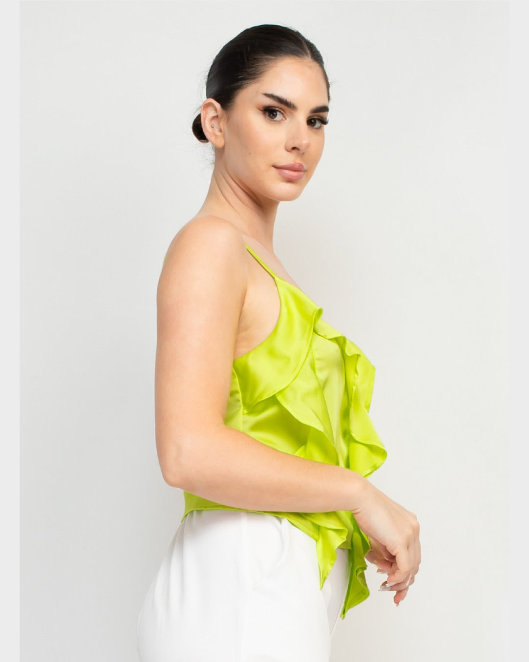 BLUSA DE TIRANTES VERDE SATINADA CON ESCAROLAS