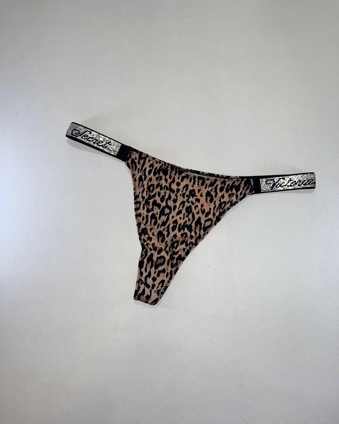 TANGA ANIMAL PRINT CON BRILLOS TIPO VICTORIA´S SECRET