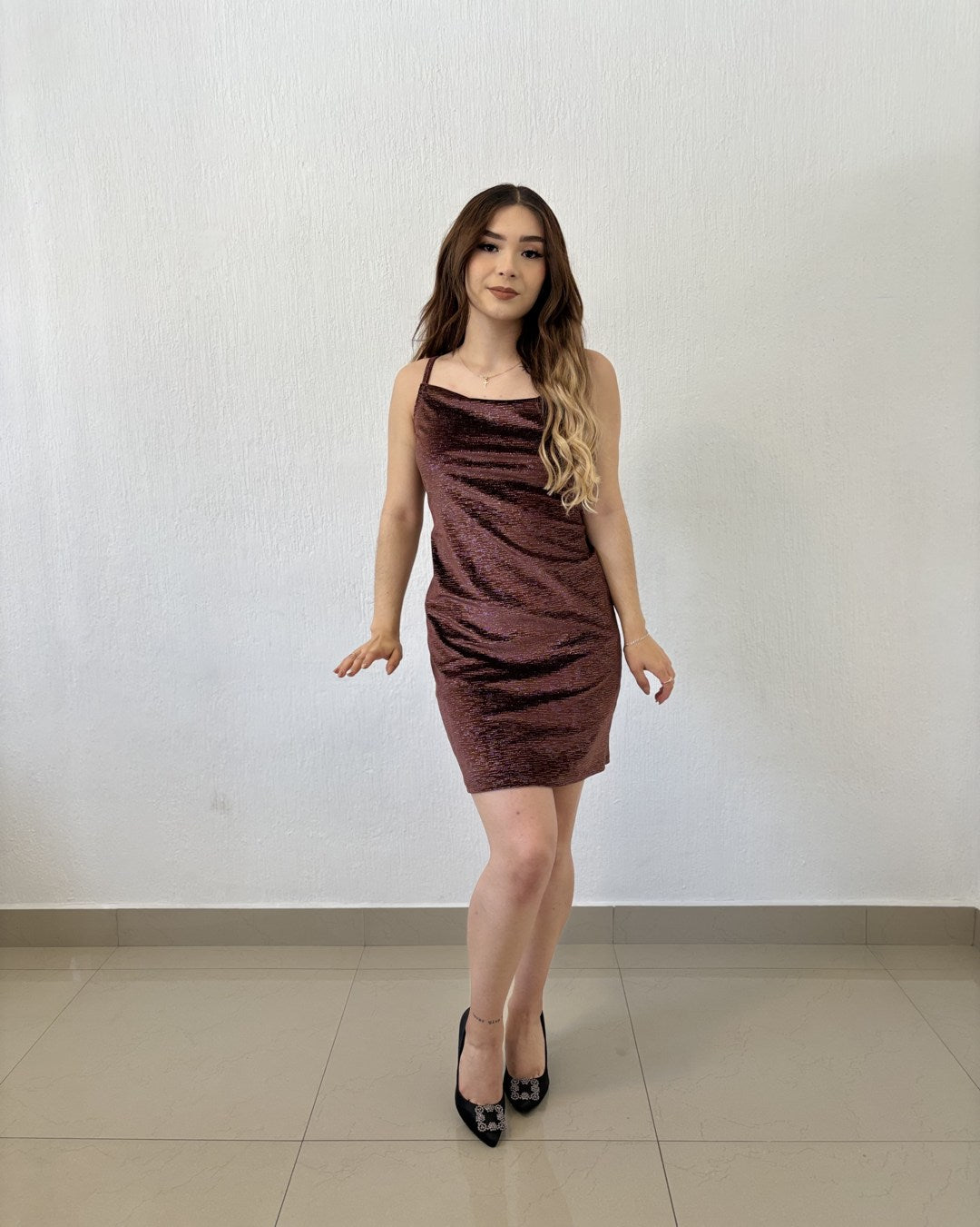 VESTIDO CAFE CORTO DE TIRANTES CON GLITTER PLATEADO