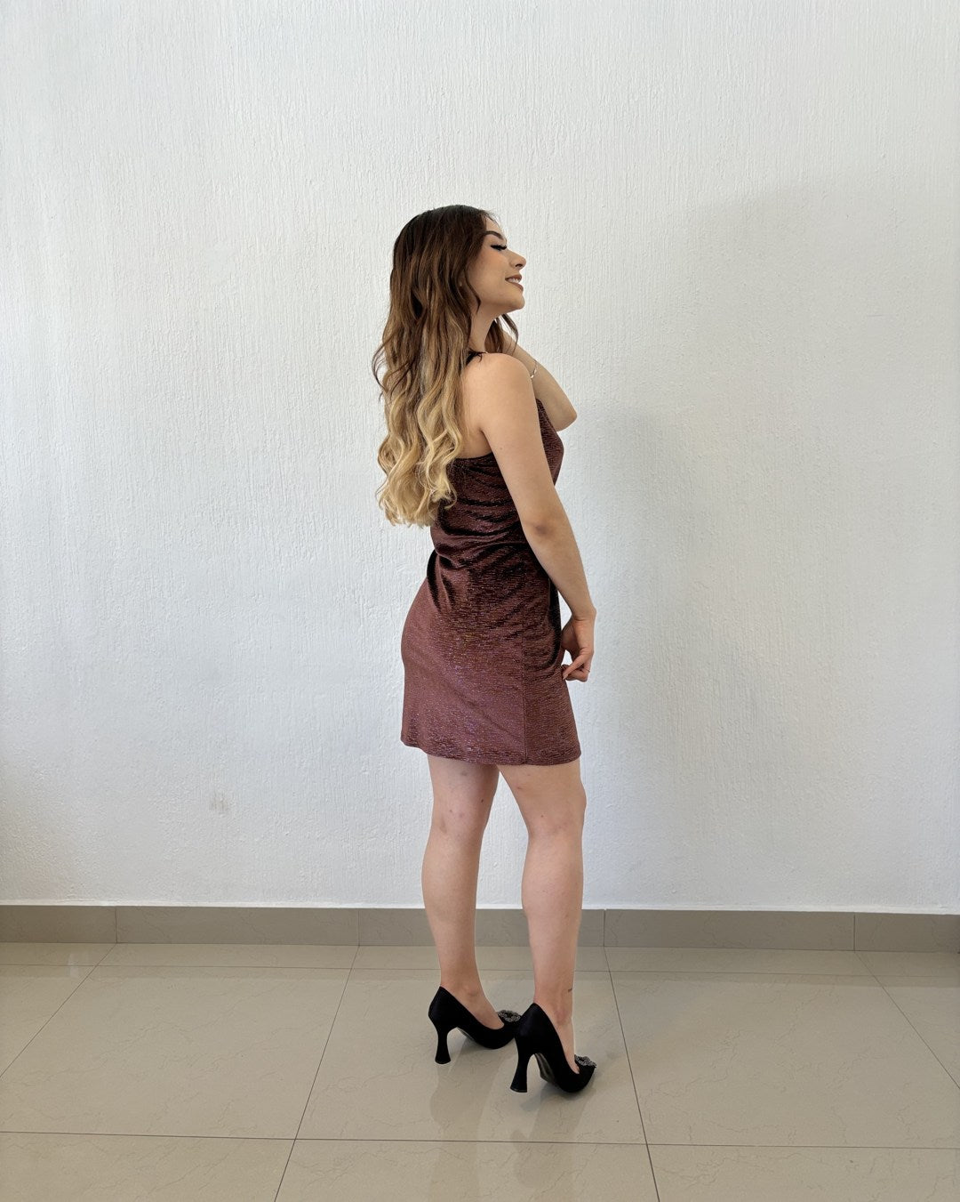 VESTIDO CAFE CORTO DE TIRANTES CON GLITTER PLATEADO