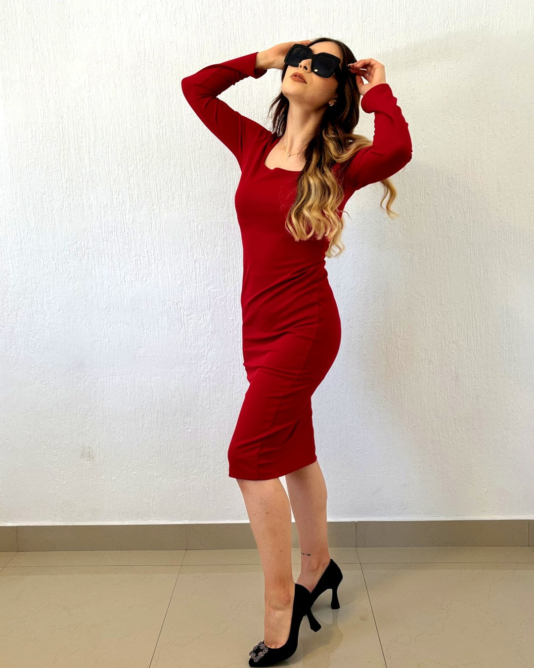 VESTIDO MIDI CORTE LAPIZ CON MANGA LARGA Y ESCOTE CUADRADO