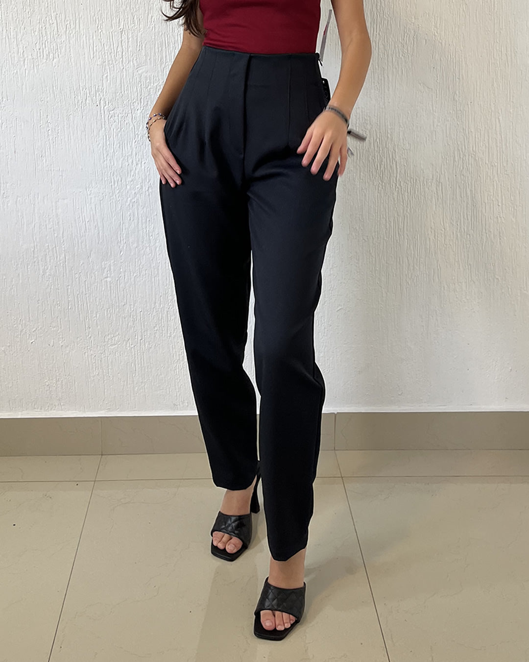 PANTALÓN NEGRO CON PINZAS