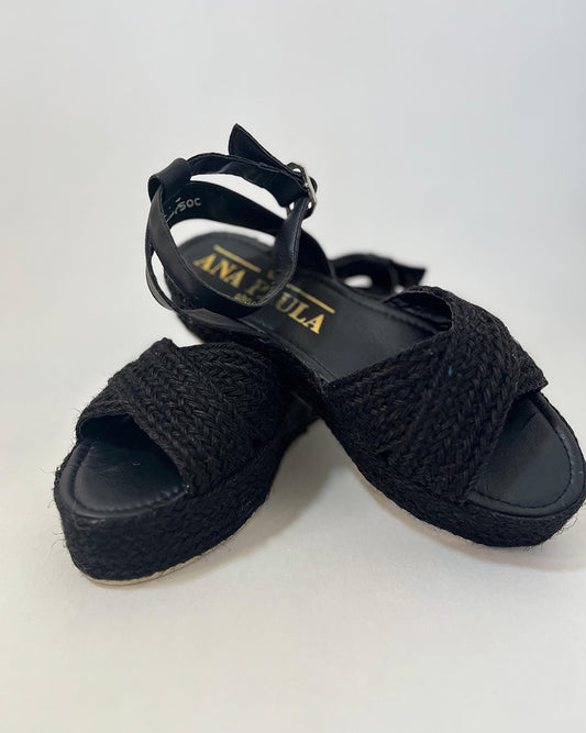 PLATAFORMAS DE YUTE NEGRO CON CHINELAS CRUZADAS Y PULCERA