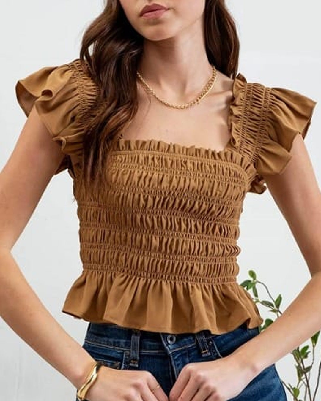 BLUSA CAFE CON ELASTICOS Y ESCAROLA EN TIRANTES TB8639