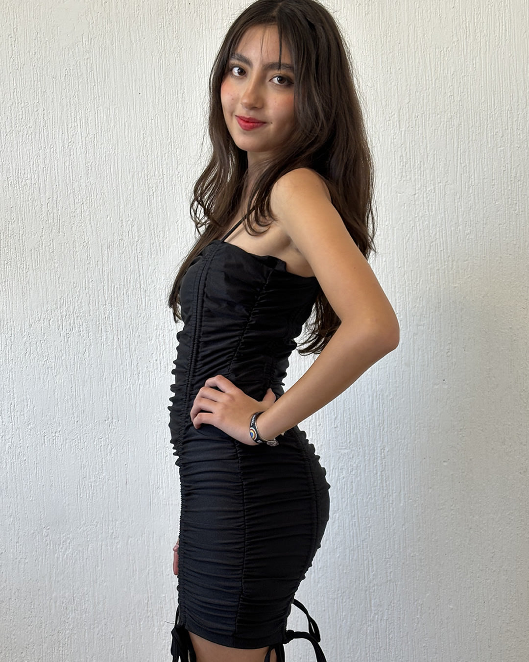 VESTIDO NEGRO CORTO DE TIRANTES CON JARETAS