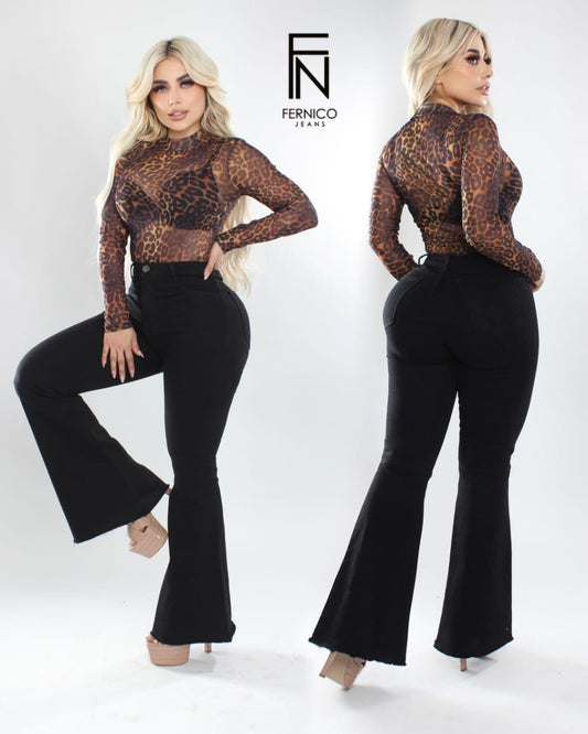 PANTALÓN ACAMPANADO DE MEZCLILLA COLOR NEGRO DE TIRO ALTO CON UN SOLO BOTÓN Y BOLSAS