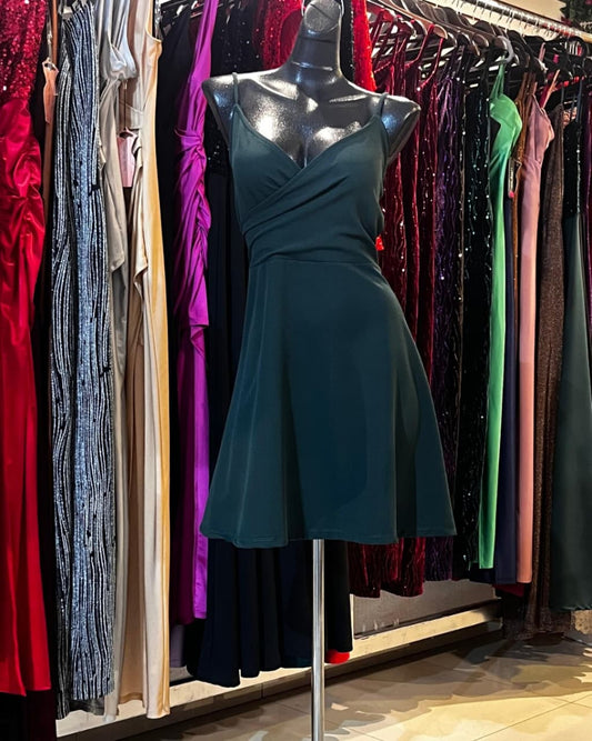 VESTIDO VERDE ESMERALDA CORTO CON FALDA LÍNEA A, ESCOTE CRUZADO, DE TIRANTES